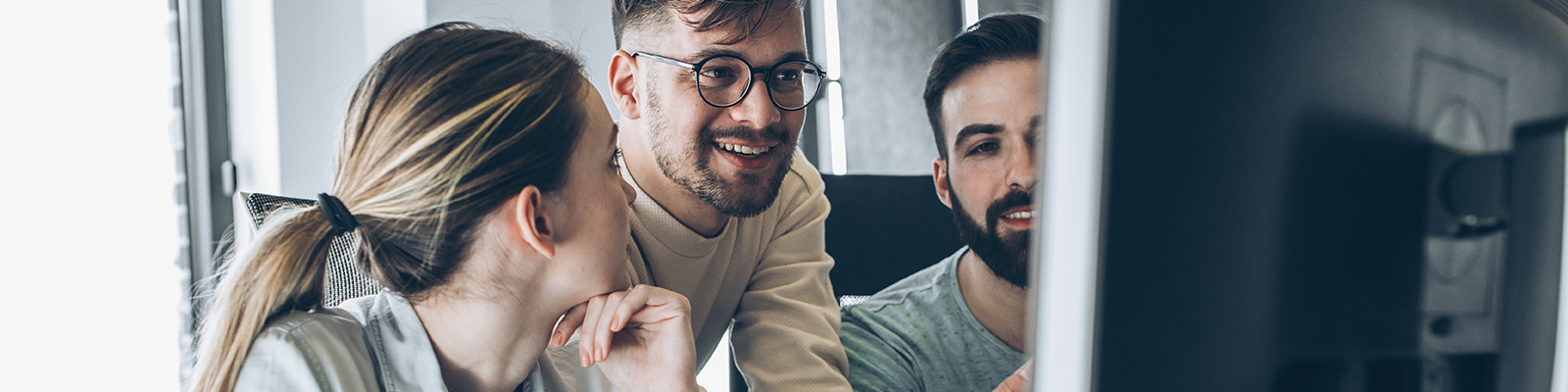 Mitarbeitende nutzen ein LMS