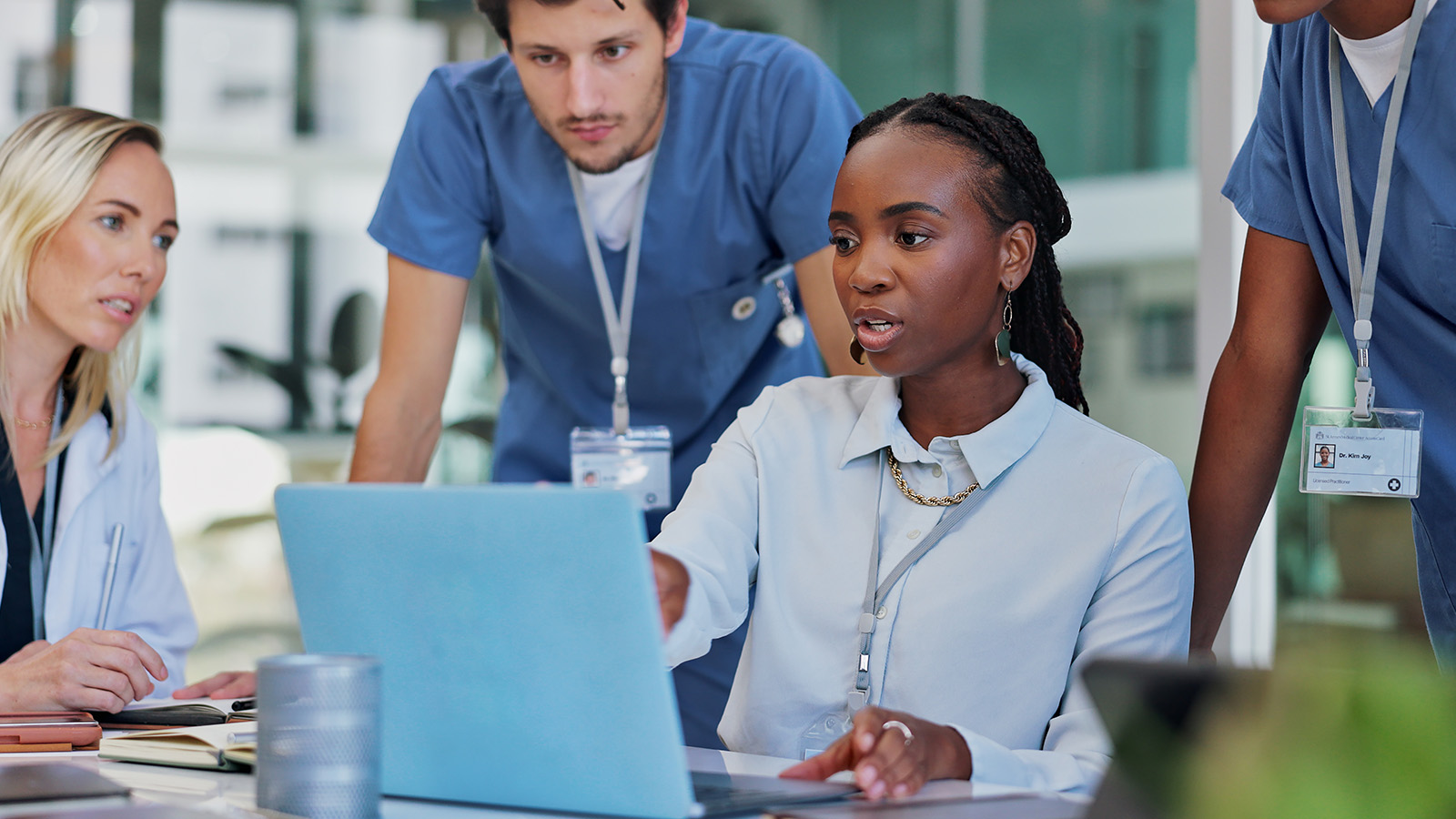 Medizinisches Fachpersonal lernt an einem Laptop